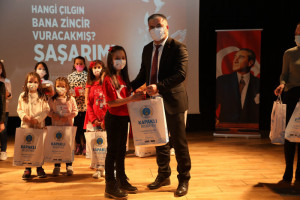 İstiklal Marşı Güzel Okuma Yarışmasına Katılan Öğrencilere Ödülleri Verildi